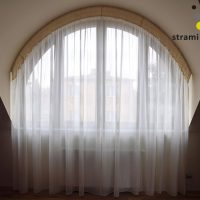 firana na taśmie z obszyciem w półokrągłym wykuszu