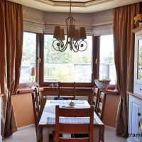 rolety rzymskie w jadalnianym wykuszu